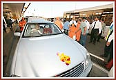 8th September 2004 - Pramukh Swami Maharaj departs from London