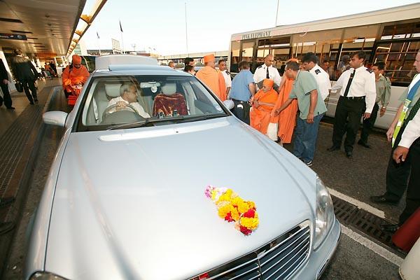 8th September 2004 - Pramukh Swami Maharaj departs from London