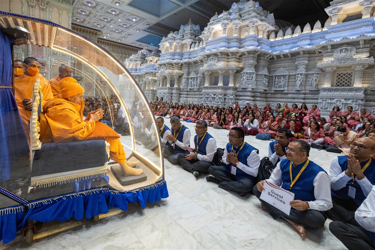 Swamishri greets devotees and volunteers
