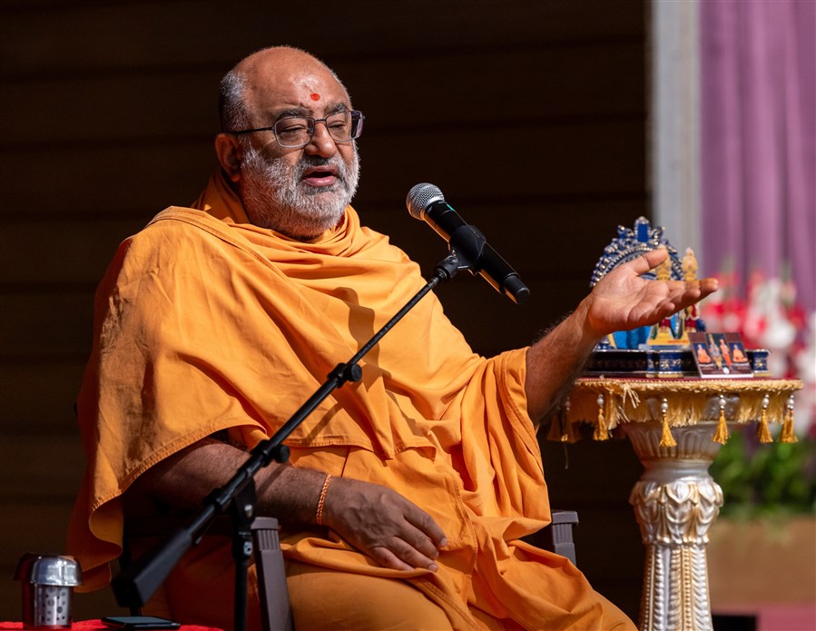 Pujya Jnanpurushdas Swami addresses the assembly before Swamishri's puja
