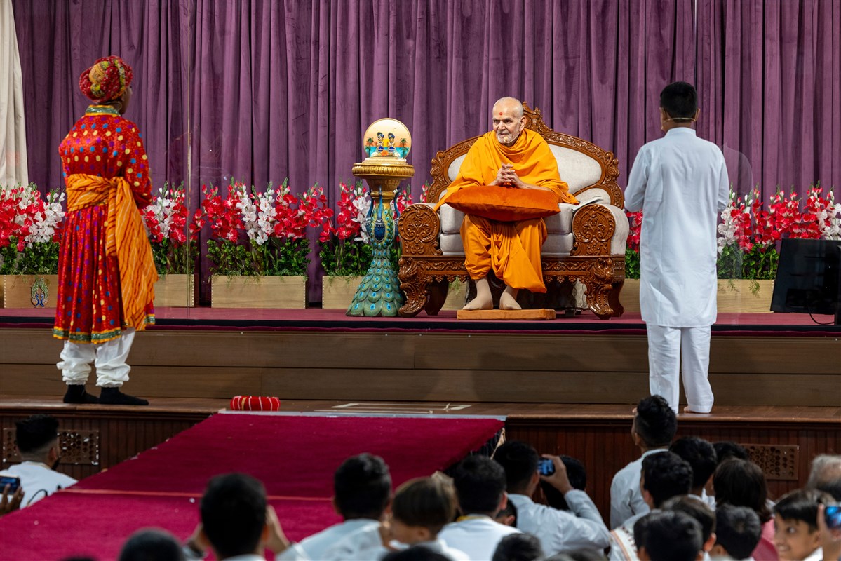 Children ask Swamishri to bestow blessings upon the assembly