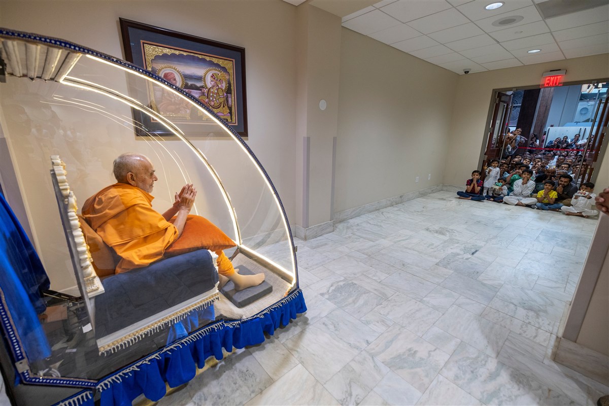 Swamishri greets children and devotees awaiting his darshan