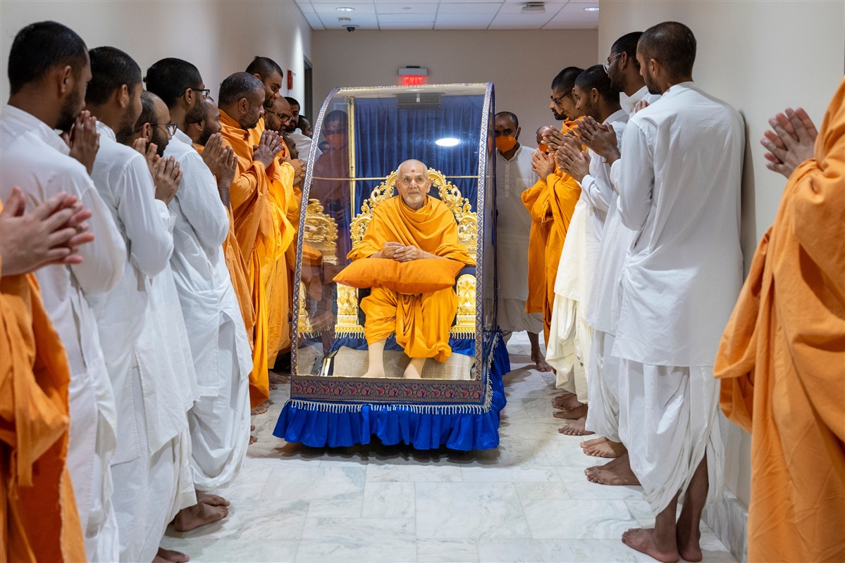 Swamishri greets sadhaks and swamis