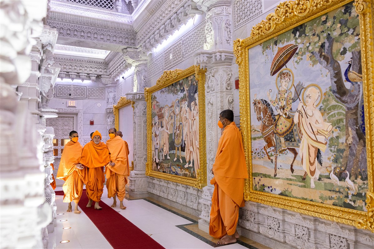 Param Pujya Mahant Swami Maharaj arrives for darshan