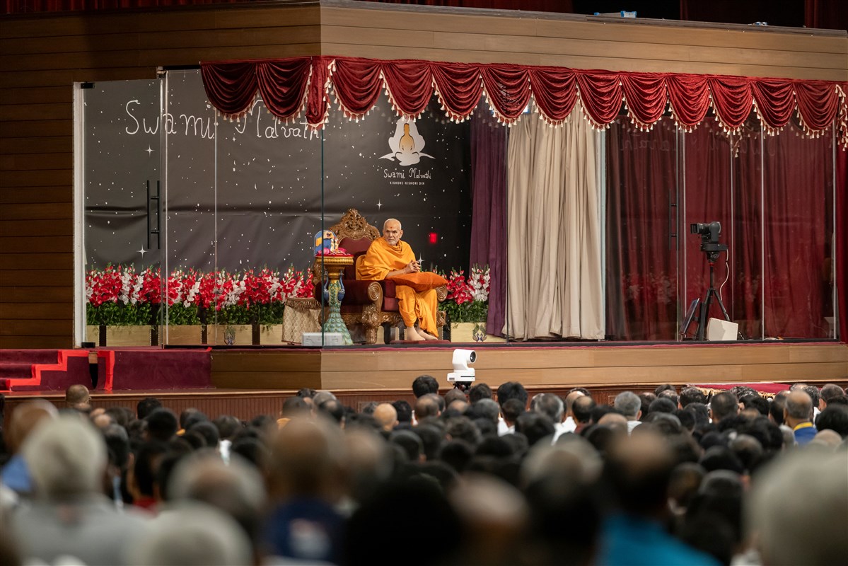 Swamishri looks at devotees present in the morning puja