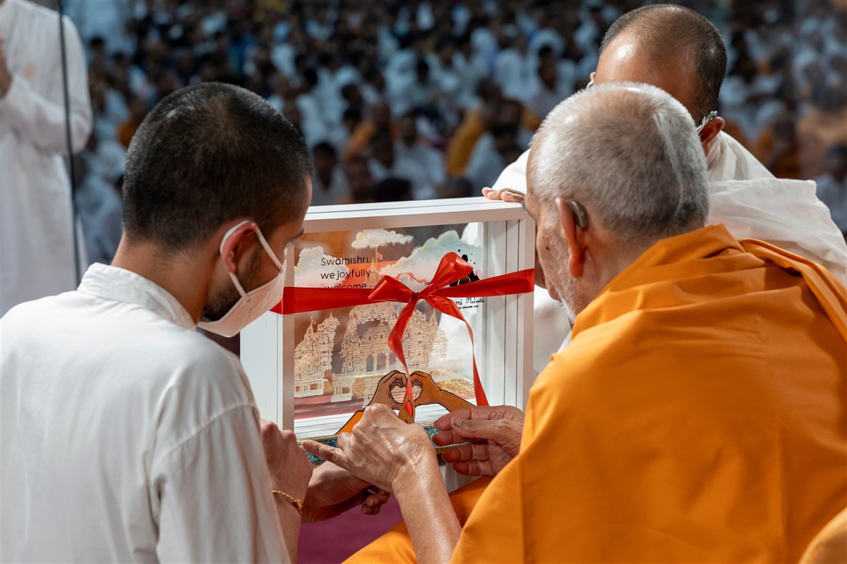 Swamishri looks at the Kishore-Kishori Din invitation