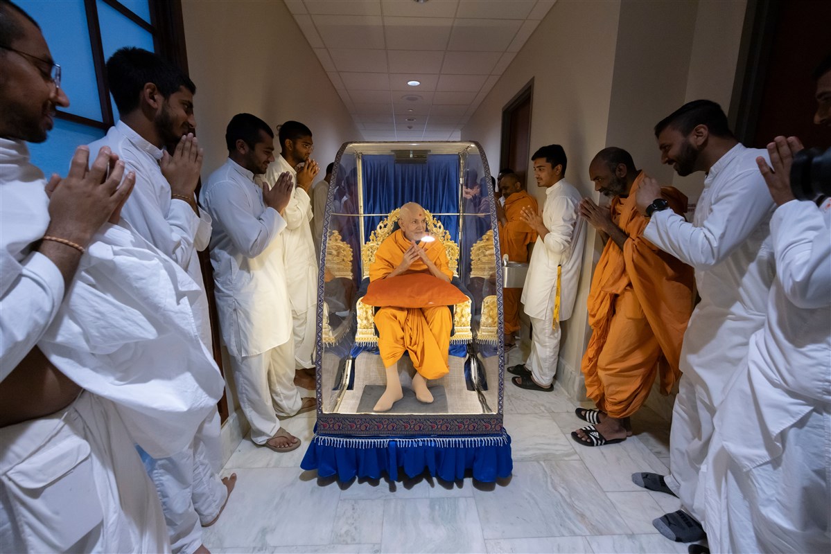 Swamishri acknowledges and greets swamis, sadhaks, and devotees