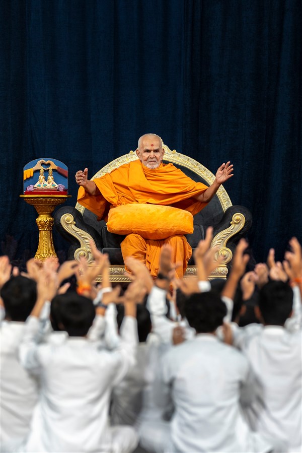 Swamishri hugs the youths