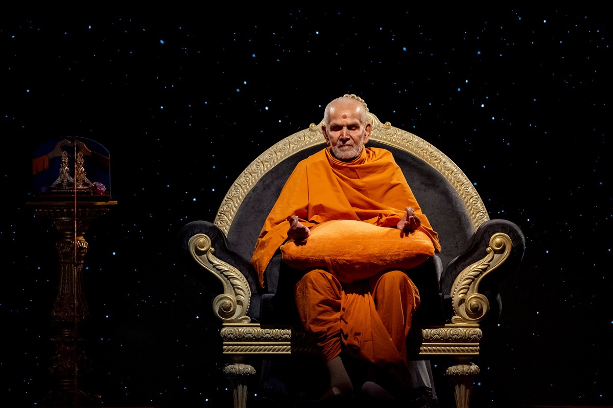 Swamishri meditating amidst an immersive show on prapti