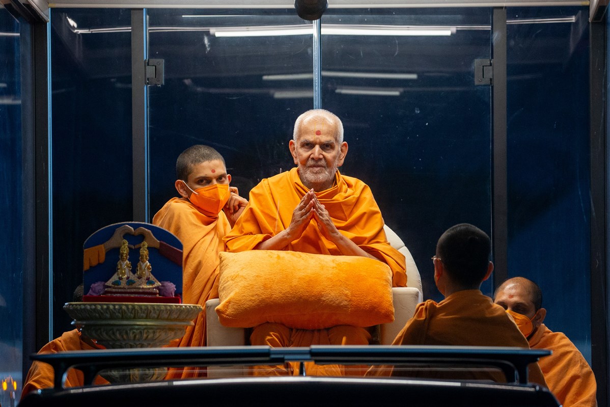 Swamishri on his way to this residence. For more information and photos of the event, please click <a href='https://www.baps.org/News/2023/Kishore-Kishori-Din-23965.aspx' target='blank' style='text-decoration:underline; color:blue;' >here</a>