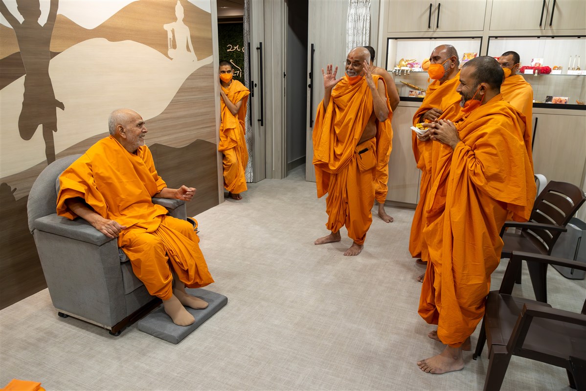 Swamis enjoy a light-hearted moment with Swamishri