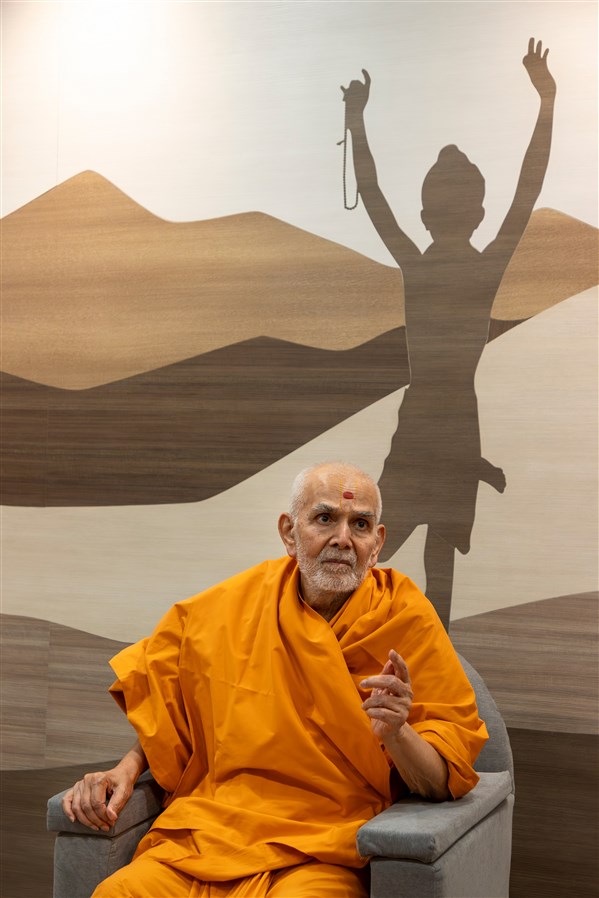 Swamishri gesturing in participation