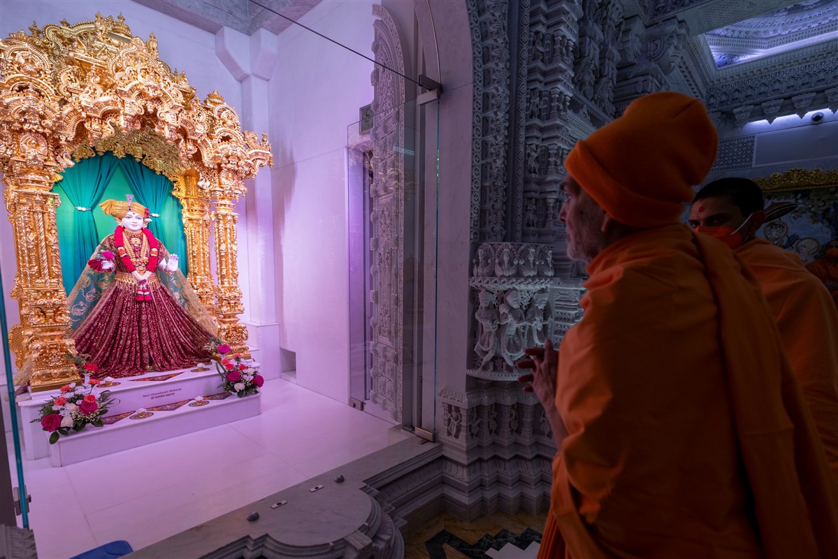 Param Pujya Mahant Swami Maharaj engrossed in the darshan of Shri Ghanshyam Maharaj