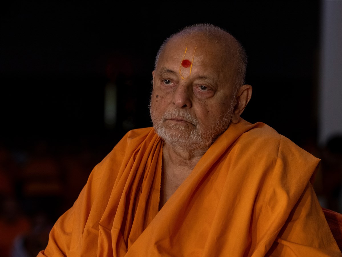 Sadguru Pujya Ishwarcharandas Swami engrossed in the darshan of Swamishri