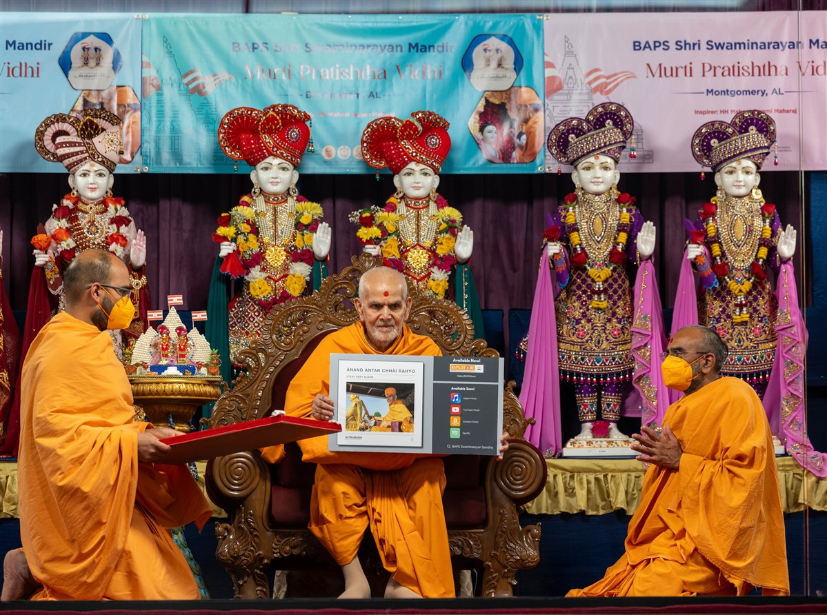 Swamishri inaugurates a new audio publication titled 'Anand Antar Chhai Rahyo'