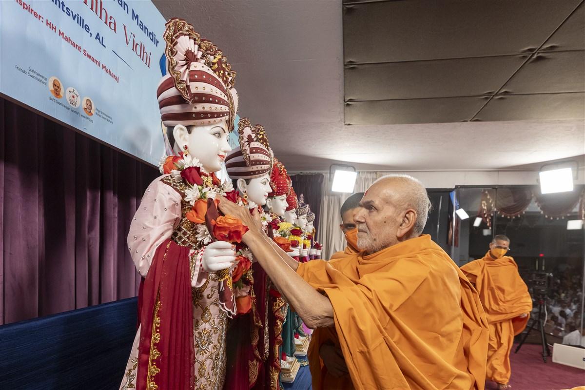 Swamishri performs the murti-pratishtha of the murtis for BAPS Shri Swaminarayan Mandir, Huntsville, Alabama