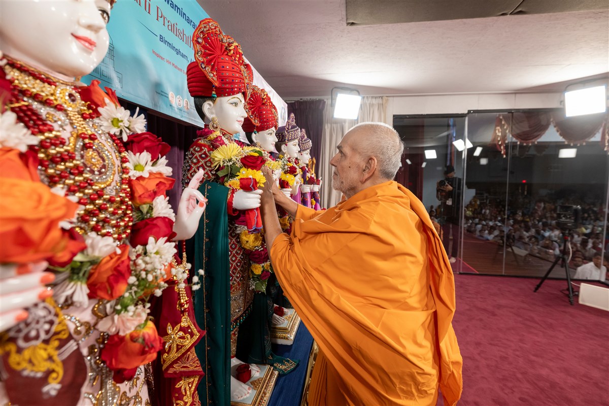 Swamishri performs the murti-pratishtha of the murtis for BAPS Shri Swaminarayan Mandir, Birmingham, Alabama