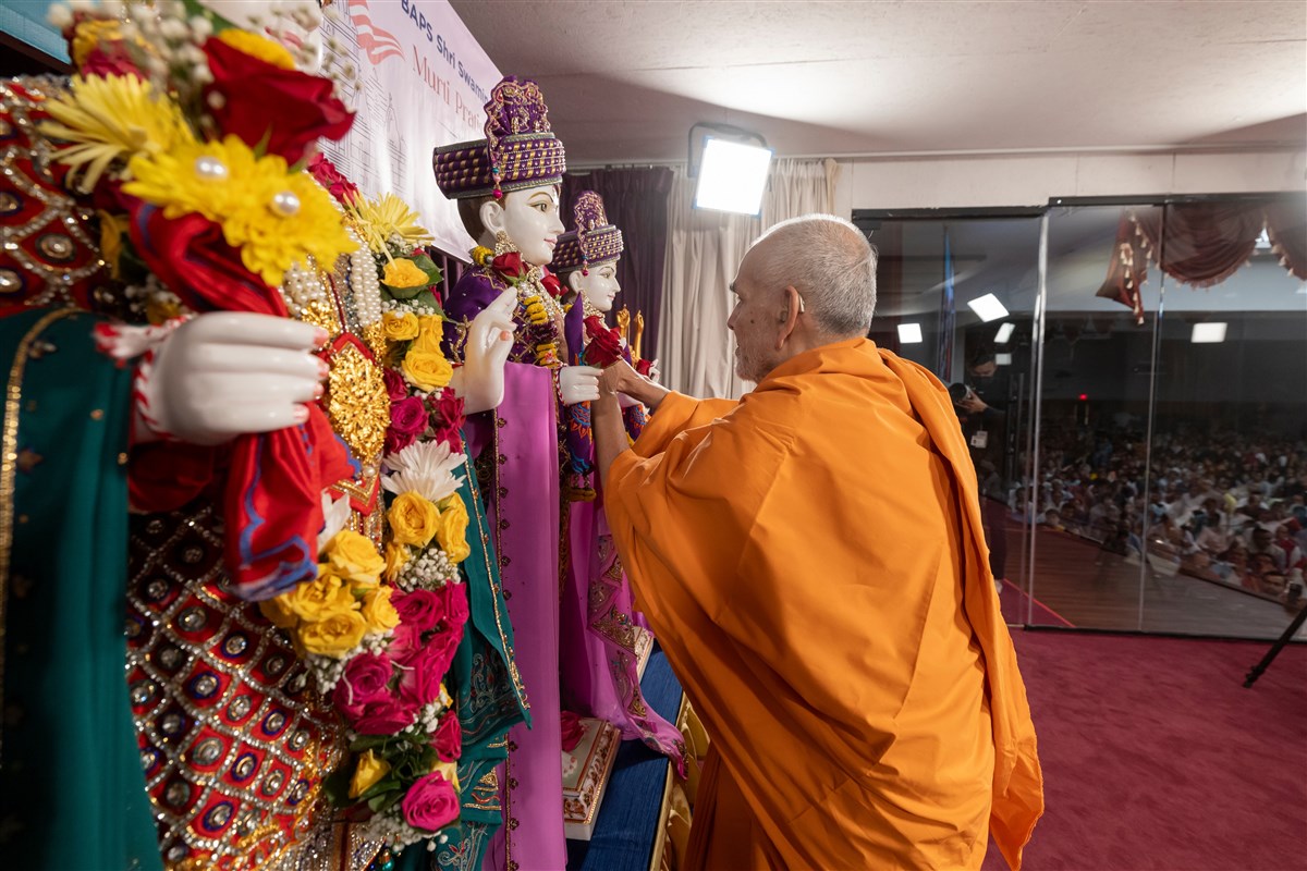 Swamishri performs the murti-pratishtha of the murtis for BAPS Shri Swaminarayan Mandir, Montgomery, Alabama
