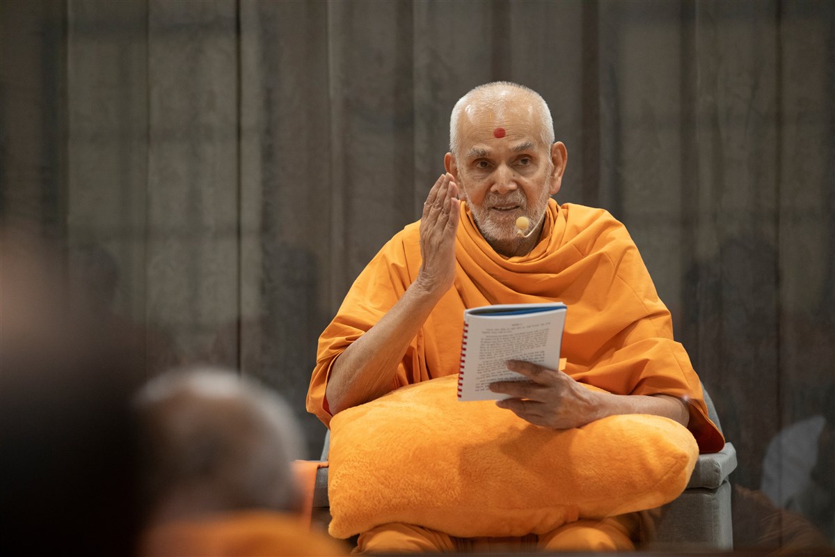 Swamishri delivers the afternoon discourse