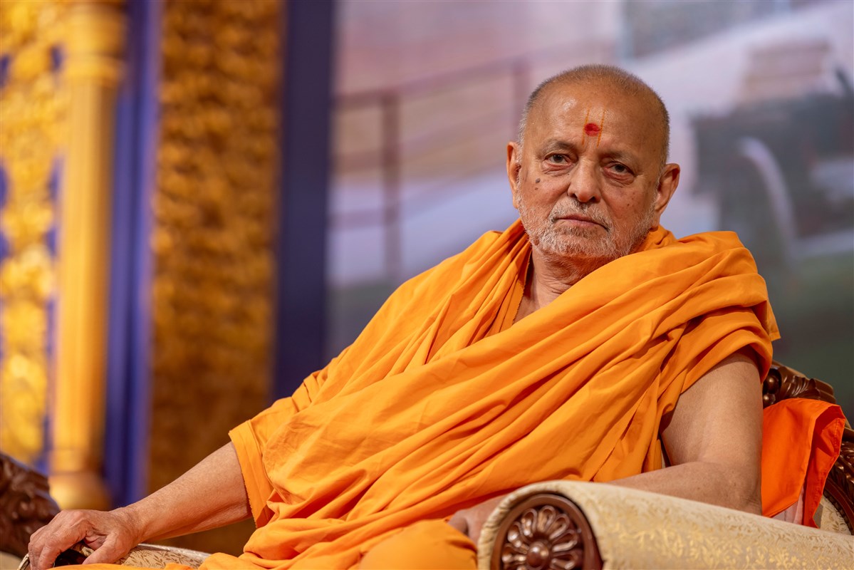 Sadguru Pujya Ishwacharandas Swami attentively listens to the evening presentation