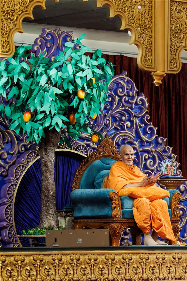 Swamishri responds with a gesture 