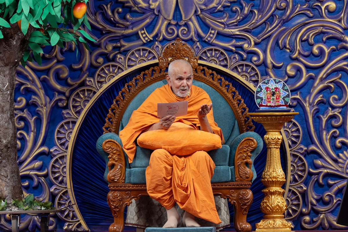 Swamishri responds to the question and answer session in the evening assembly