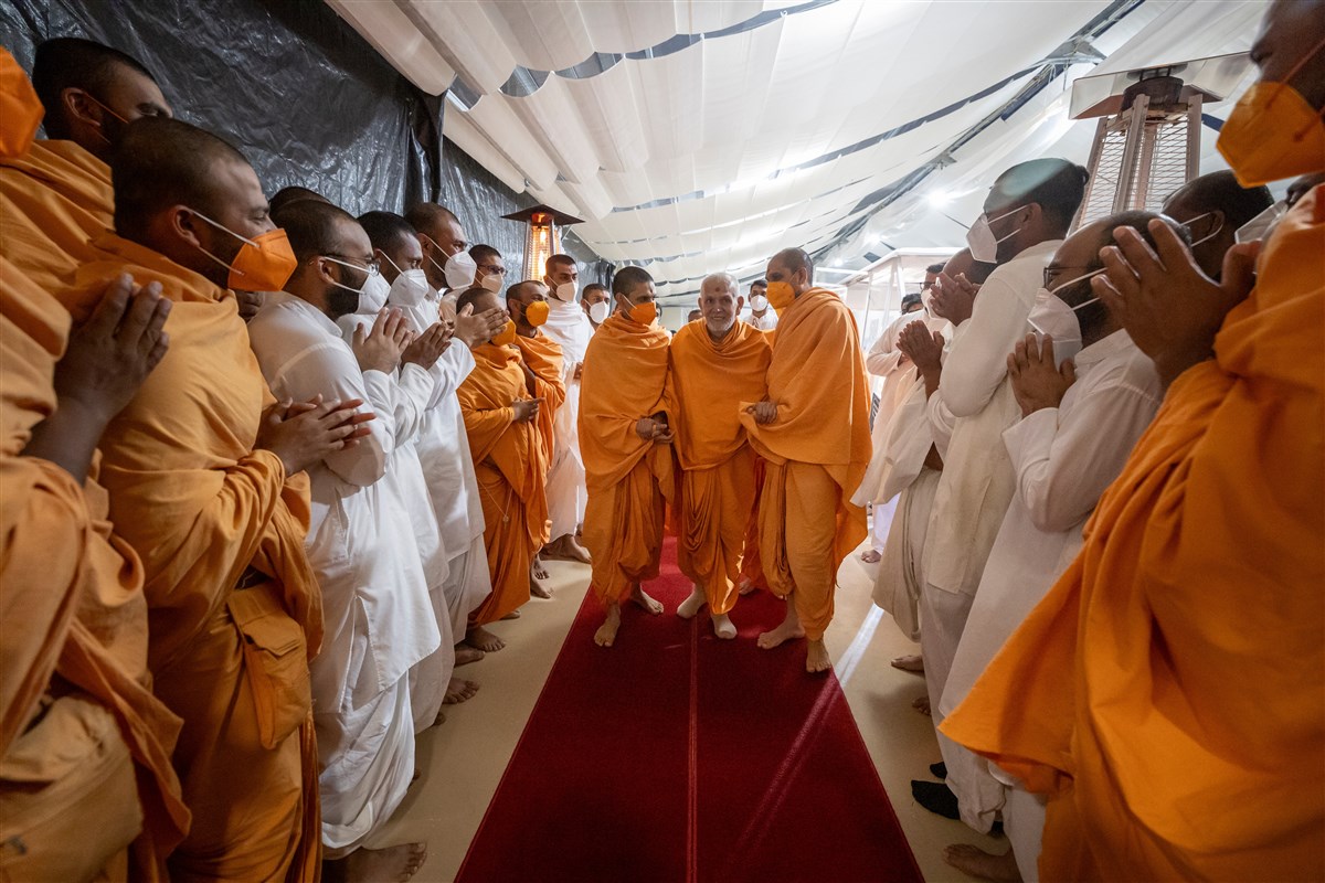 Swamishri acknowledges and greets swamis and sadhaks