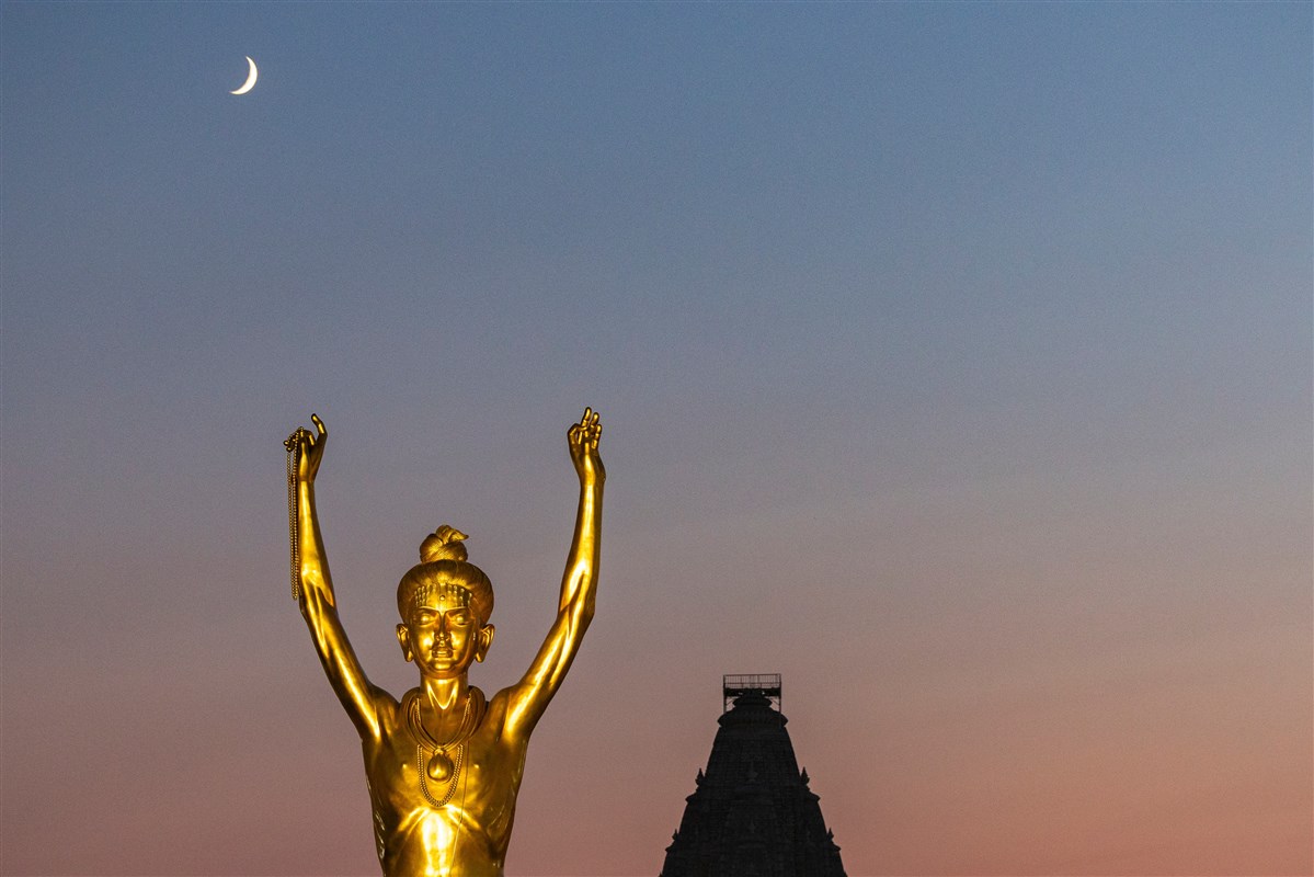 Tapomurti Shri Nilkanth Varni stands amidst the crescent moon