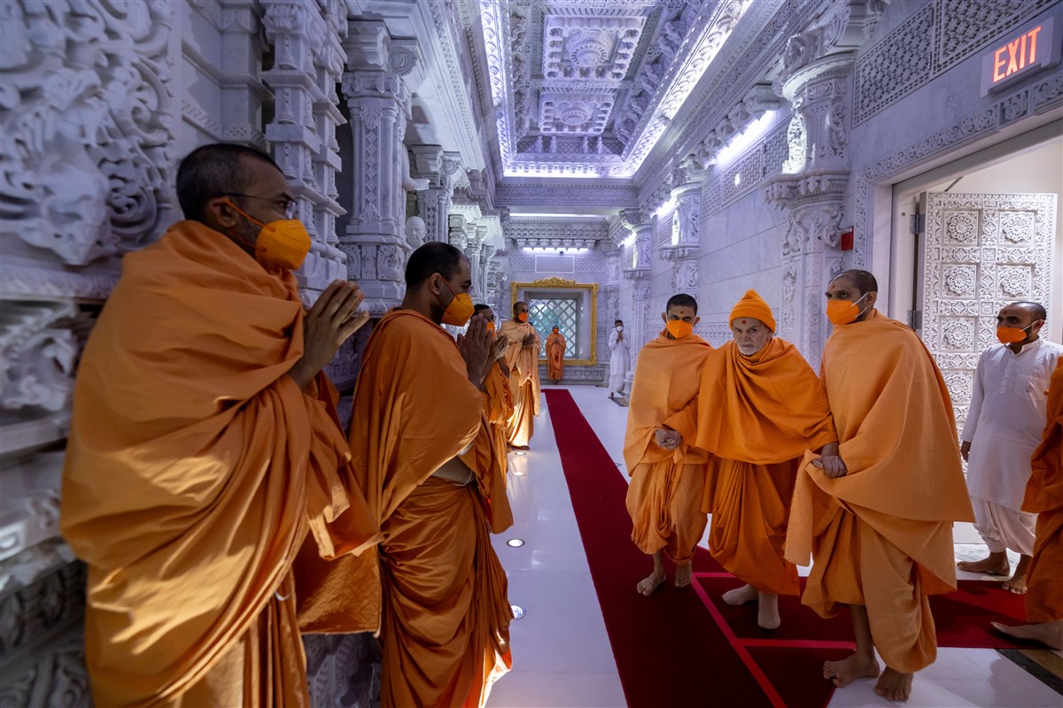 Param Pujya Mahant Swami Maharaj arrives at the mandir for darshan