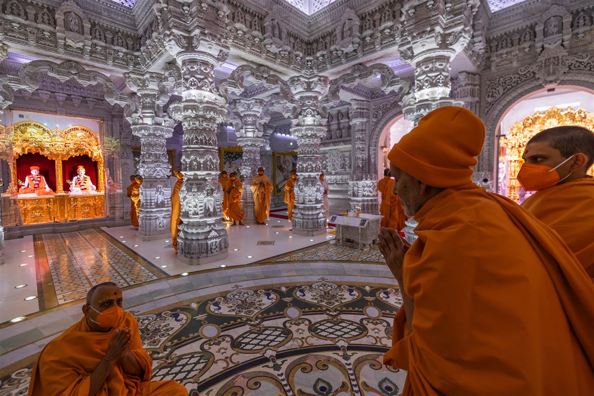 Swamishri engrossed in the darshan of Bhagatji Maharaj and Yogiji Maharaj