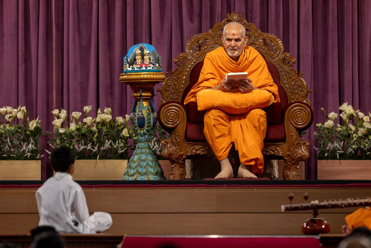 Swamishri bestows blessings after the morning puja
