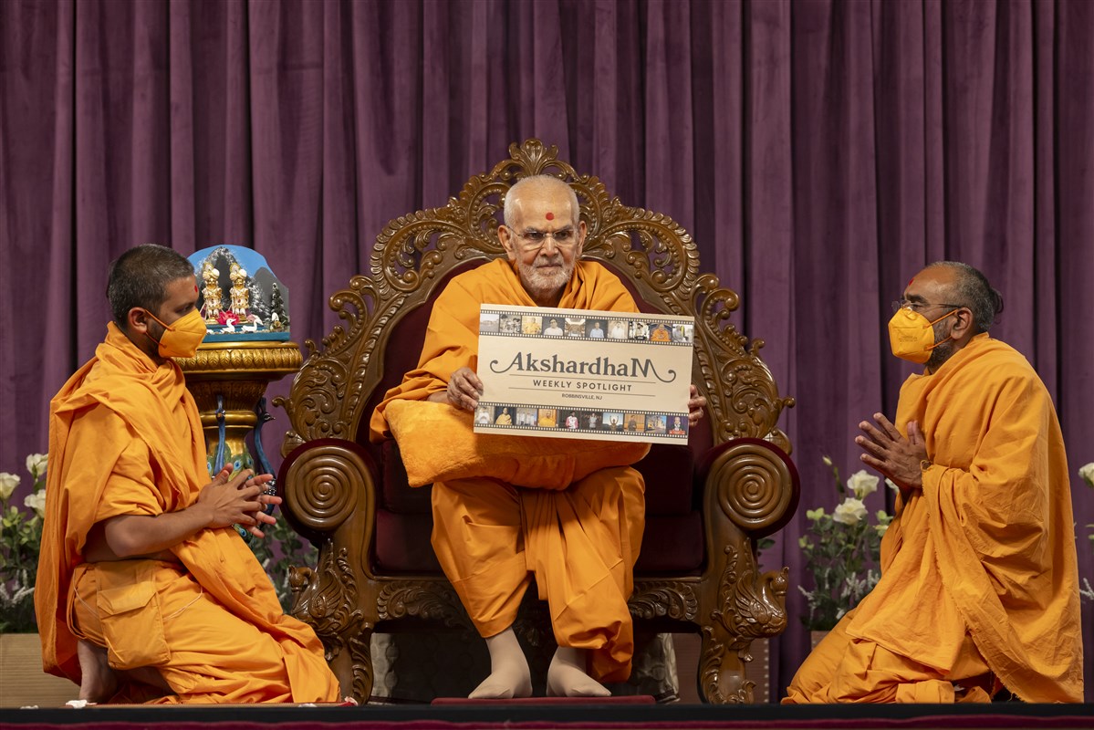 Swamishri launches the Akshardham Weekly Spotlight. Click <a href='https://www.youtube.com/playlist?list=PLZ_xghvSoitg3HcUI5A90ZrohS1Zq6xaO' target='blank' style='text-decoration:underline; color:blue;' >here</a> to watch
