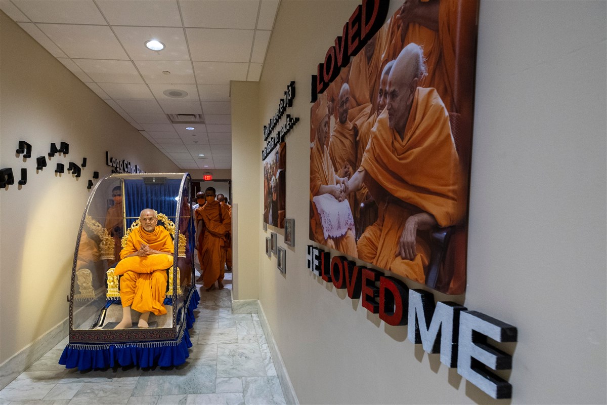 Swamishri on his way to his residence