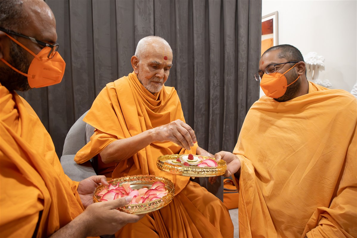 Swamishri sanctifies prasad