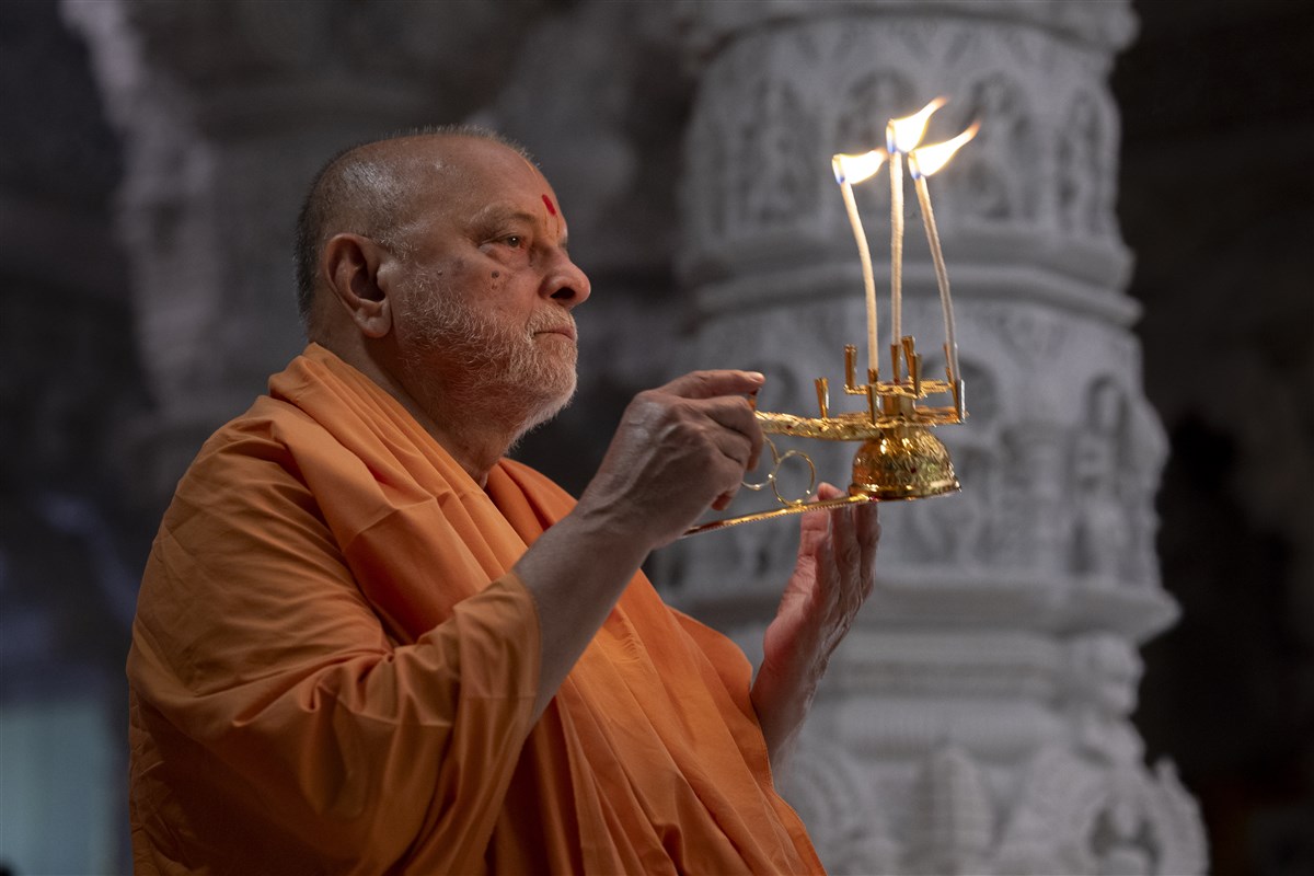 Sadguru Pujya Ishwarcharandas Swami performing arti