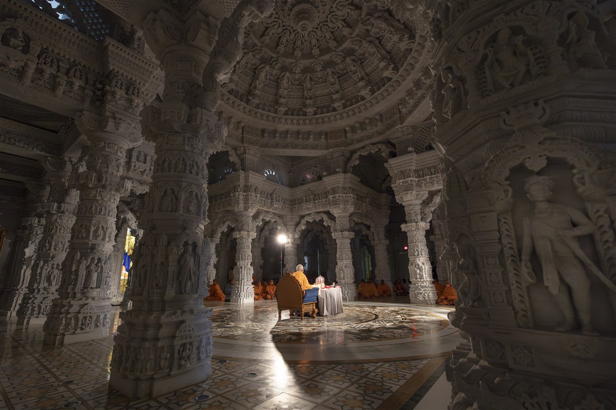 Unique darshan of Swamishri doing puja in the mandir