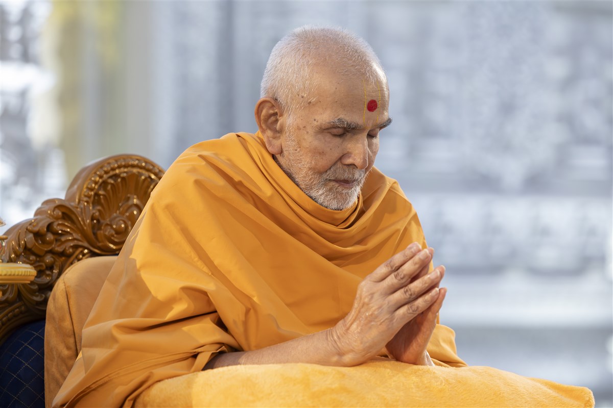 Swamishri humbly bows to swamis