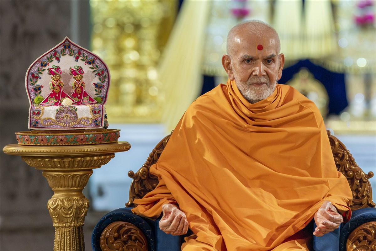 Swamishri meditating