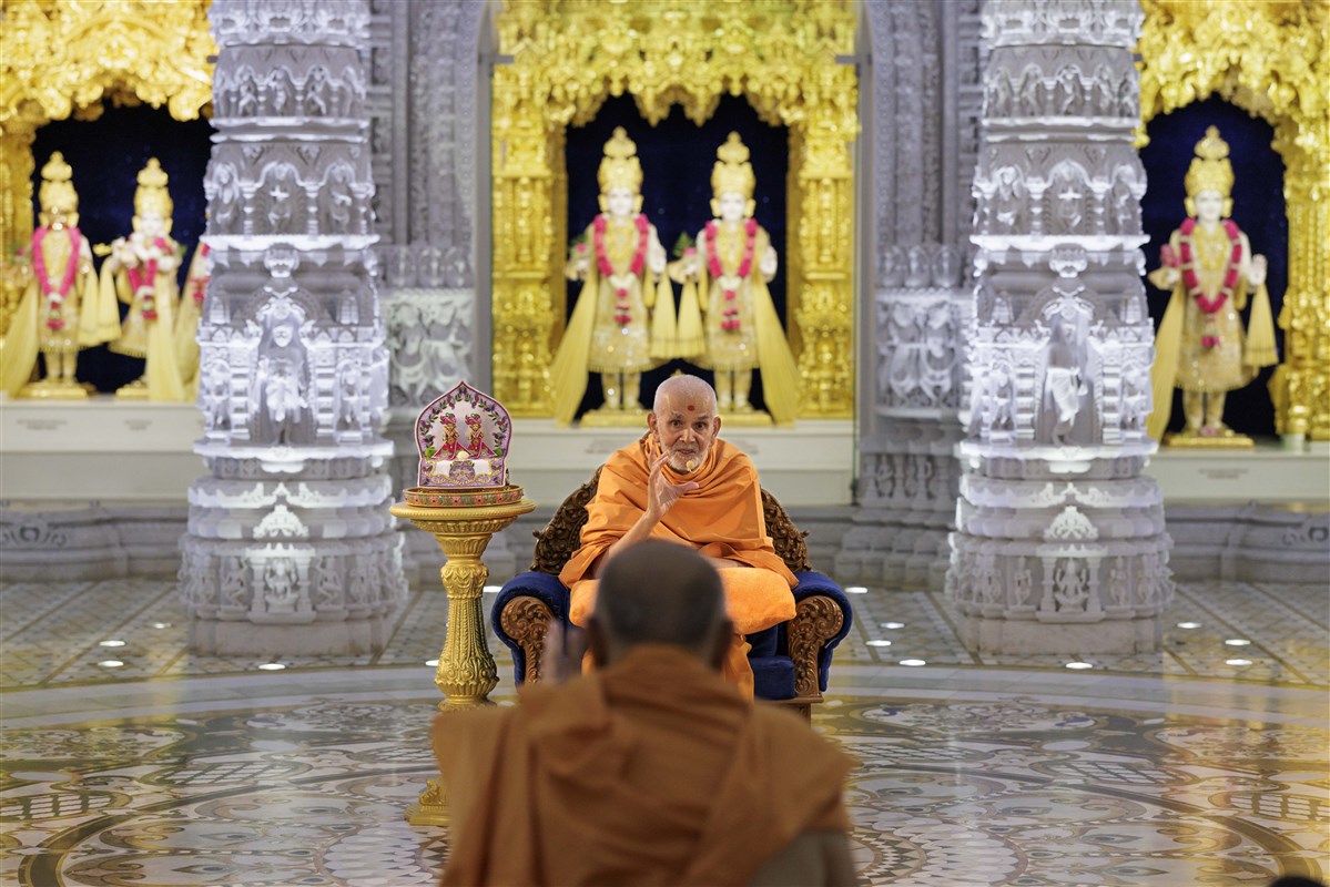 Swamishri and Sadguru Ishwarcharandas Swami in an question-answer session