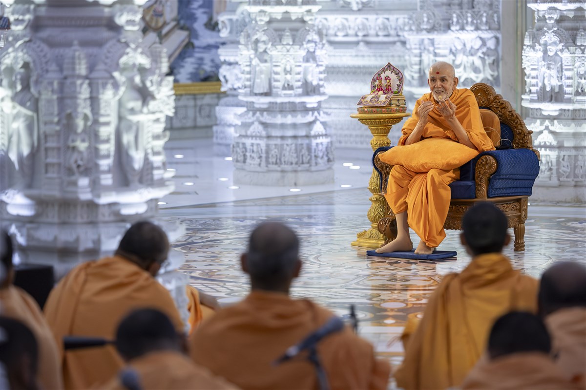Swamis listen to Swamishri
