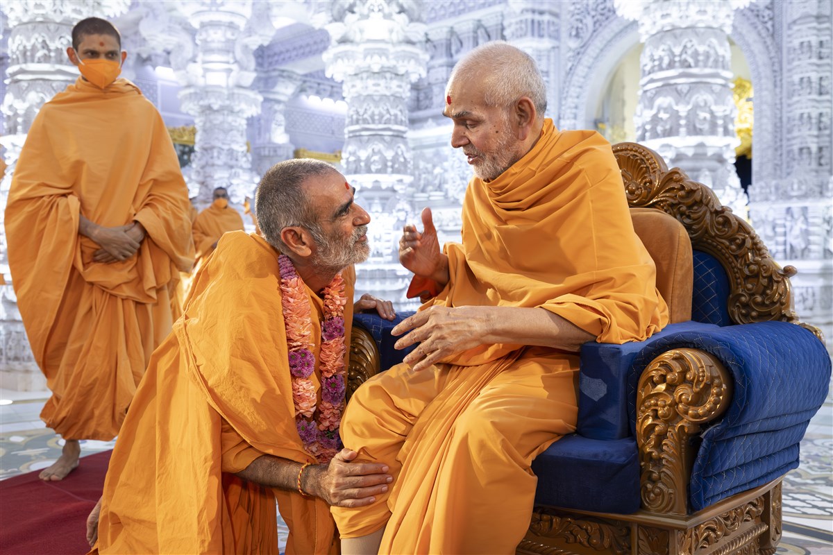 Pujya Anandswarupdas Swami enjoys a blissful moment with Swamishri