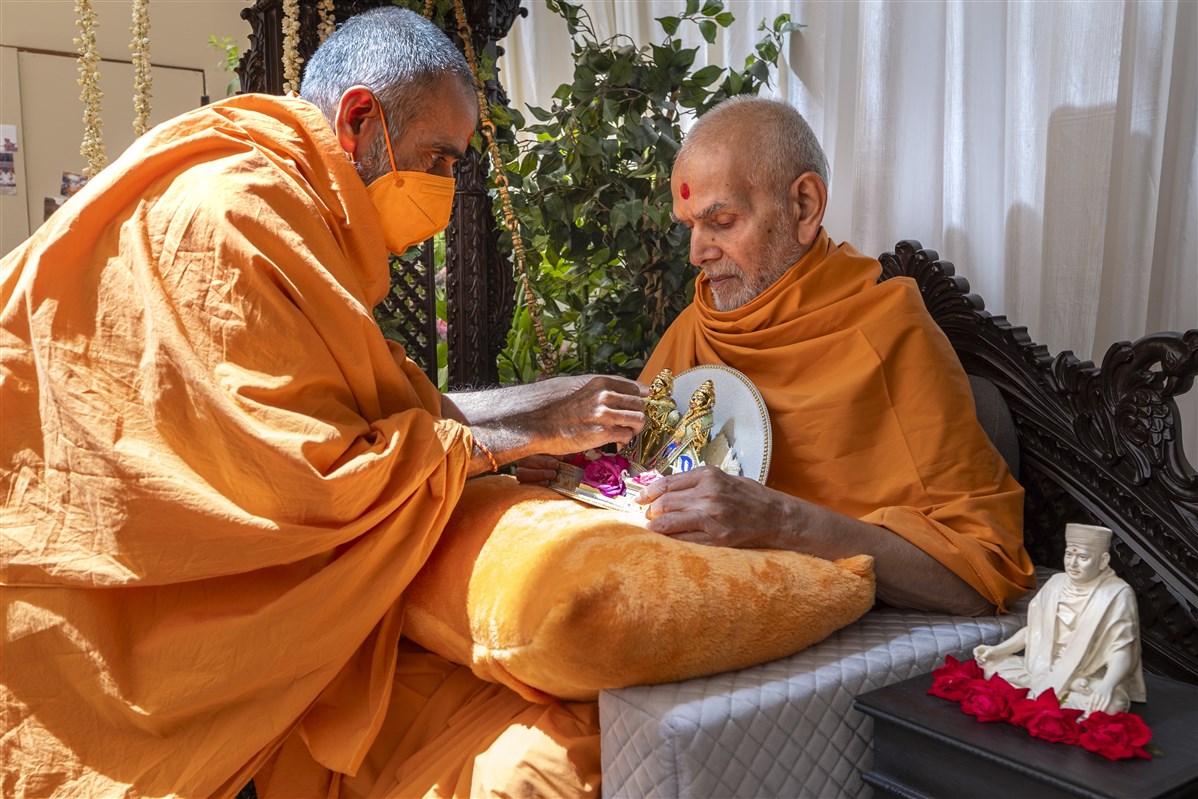 Pujya Anandswarupdas Swami garlands Shri Akshar Purushottam Maharaj