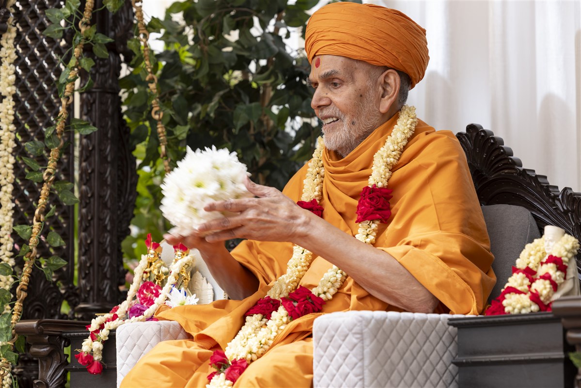 Swamishri catches the flower ball tossed by Pujya Narayanmunidas Swami