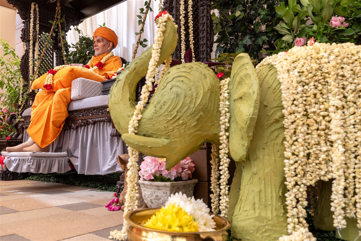 Swamishri seated on the hindolo