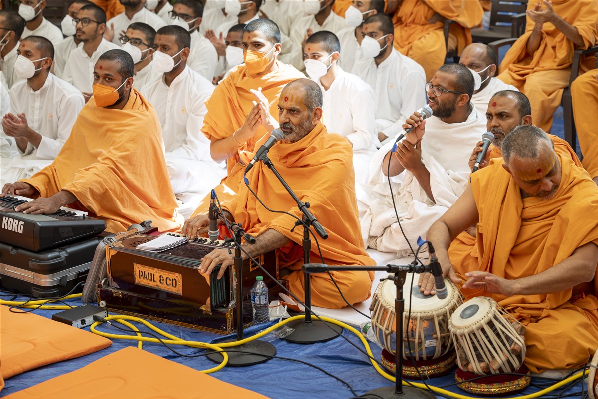 Swamis sing hindola kirtans