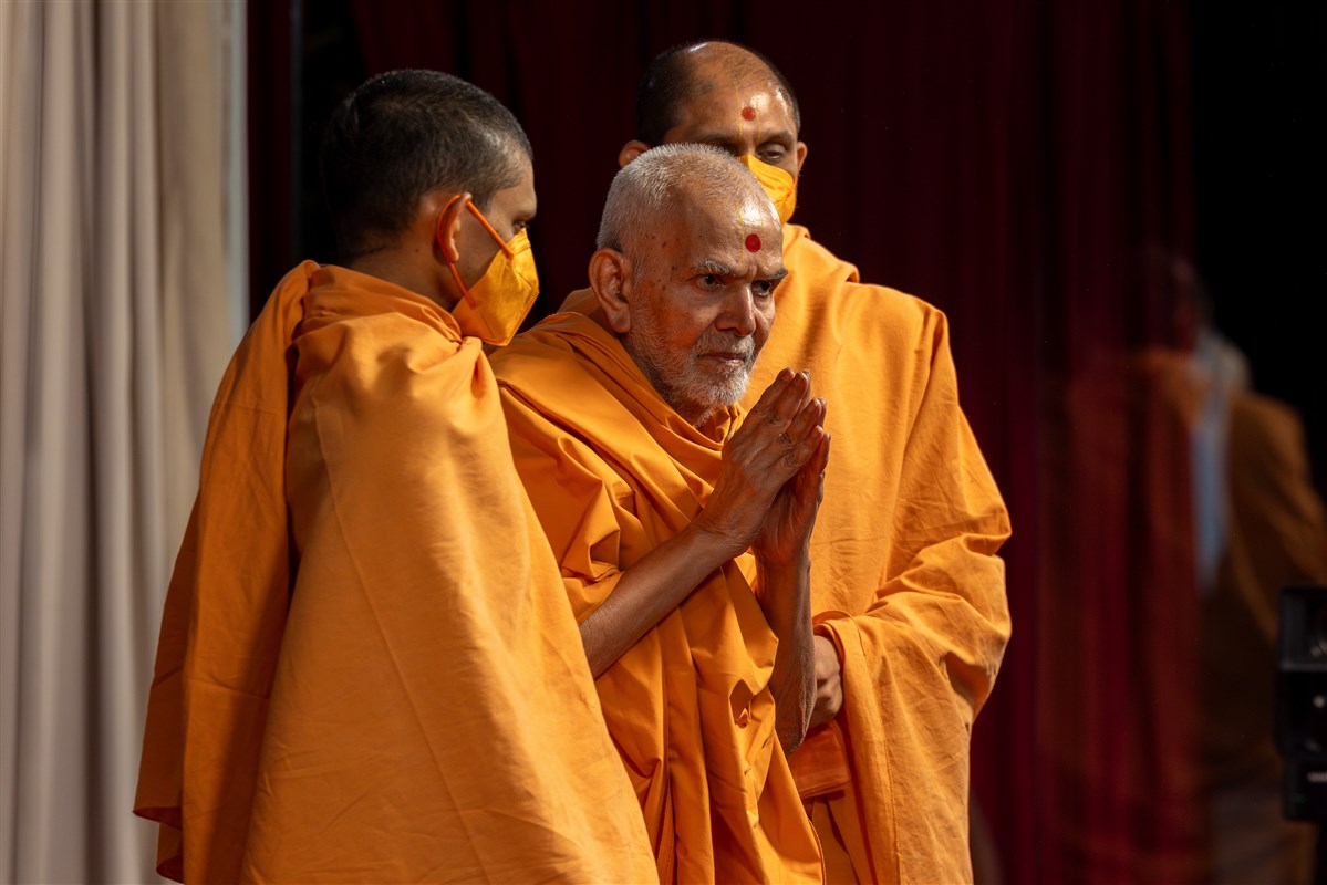 Swamishri departs from the assembly with folded hands