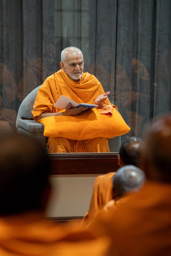 Swamishri delivers the afternoon discourse
