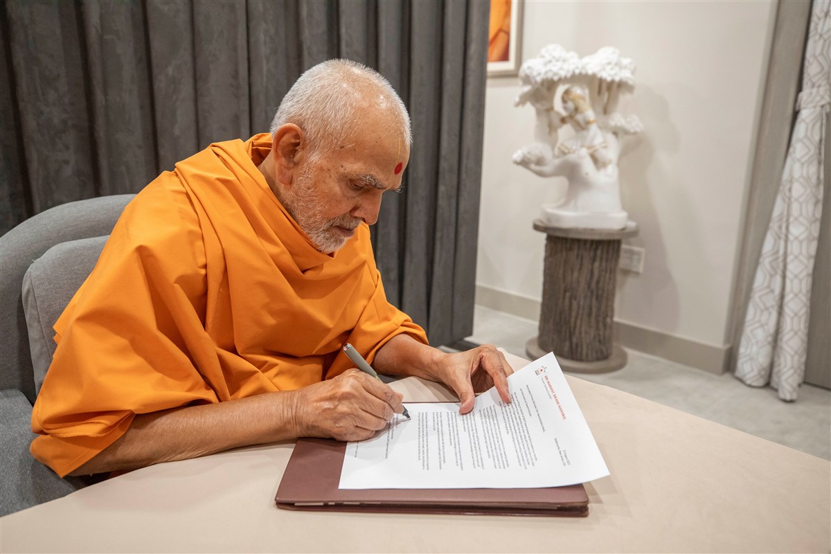 Swamishri writes a letter of congratulations to the Prime Minister of India and the entire team at the Indian Space Research Organisation on the successful landing of India's Chandrayaan-3 mission on the moon