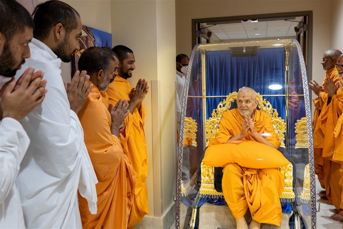 Swamishri acknowledges and greets swamis and parshads