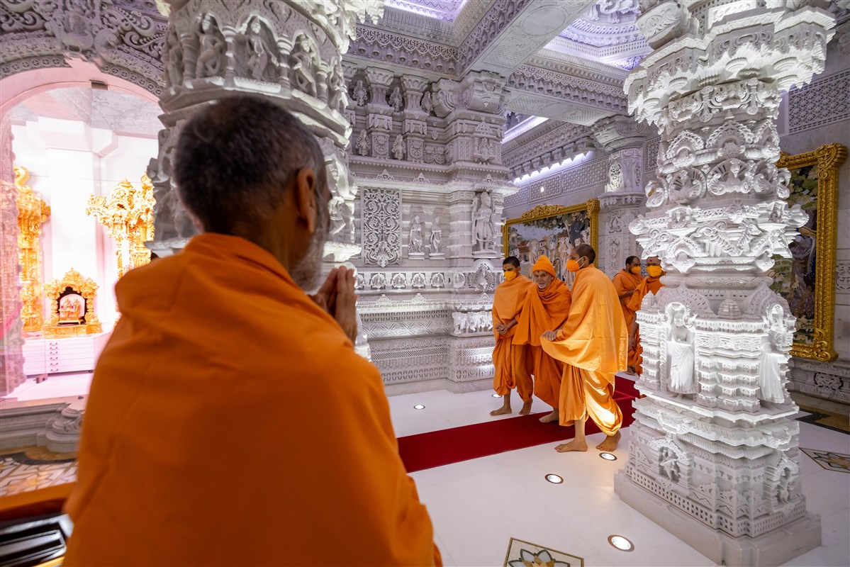Pujya Anandswarupdas Swami immersed in the darshan of Swamishri